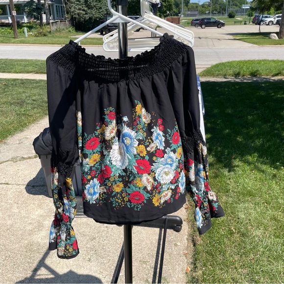 Forever 21 Off-Shoulder Floral Blouse - Picture 4 of 5